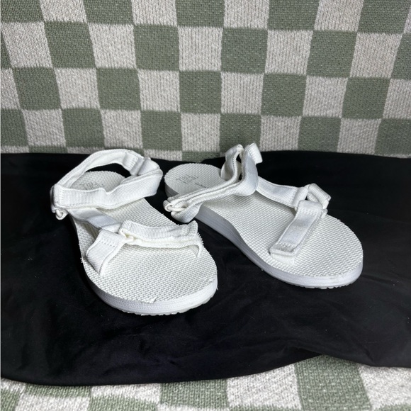 Women’s Sandals - Picture 2 of 3